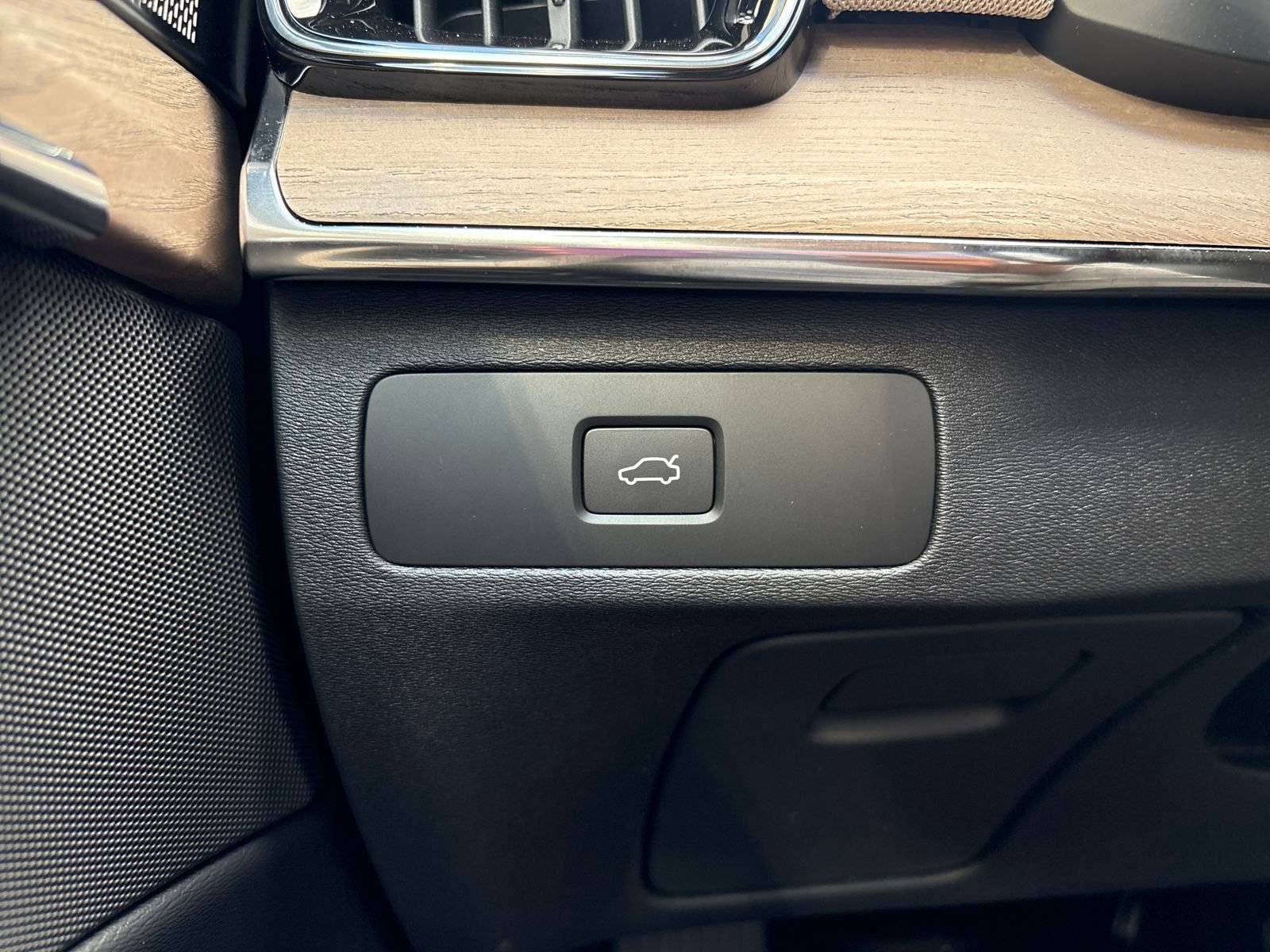 New 2026 Volvo XC90 B6 Plus w/ Protection Package Premier image 24