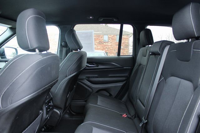 Used 2025 Jeep Grand Cherokee Laredo w/ Luxury Tech Group I AWD/4WD image 31