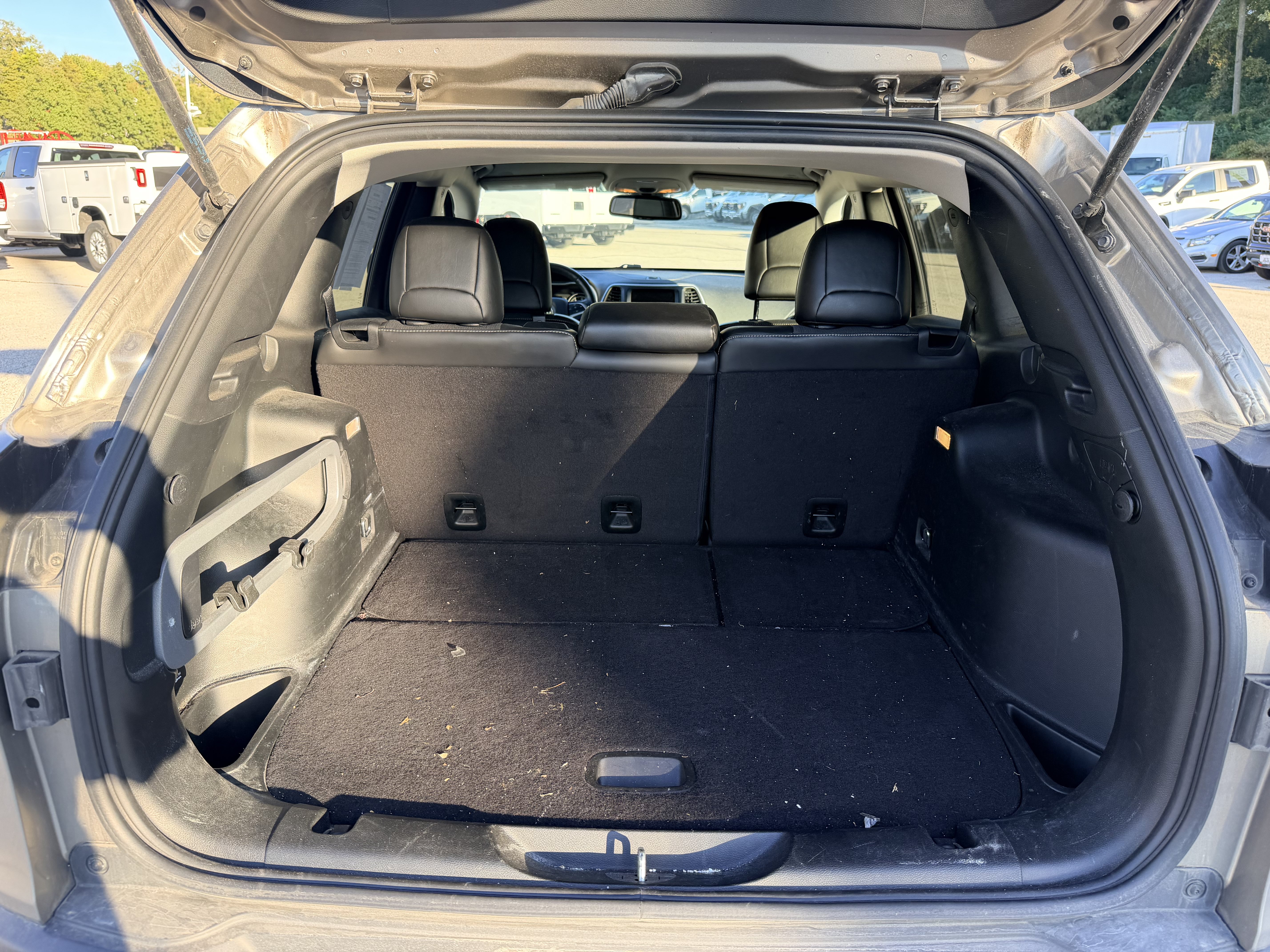 Used 2018 Jeep Cherokee Latitude Plus w/ Cold Weather Group FWD image 11
