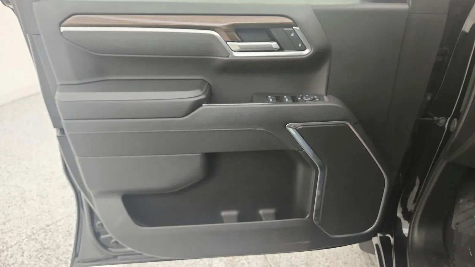 Used 2025 Chevrolet Silverado 1500 LT image 32