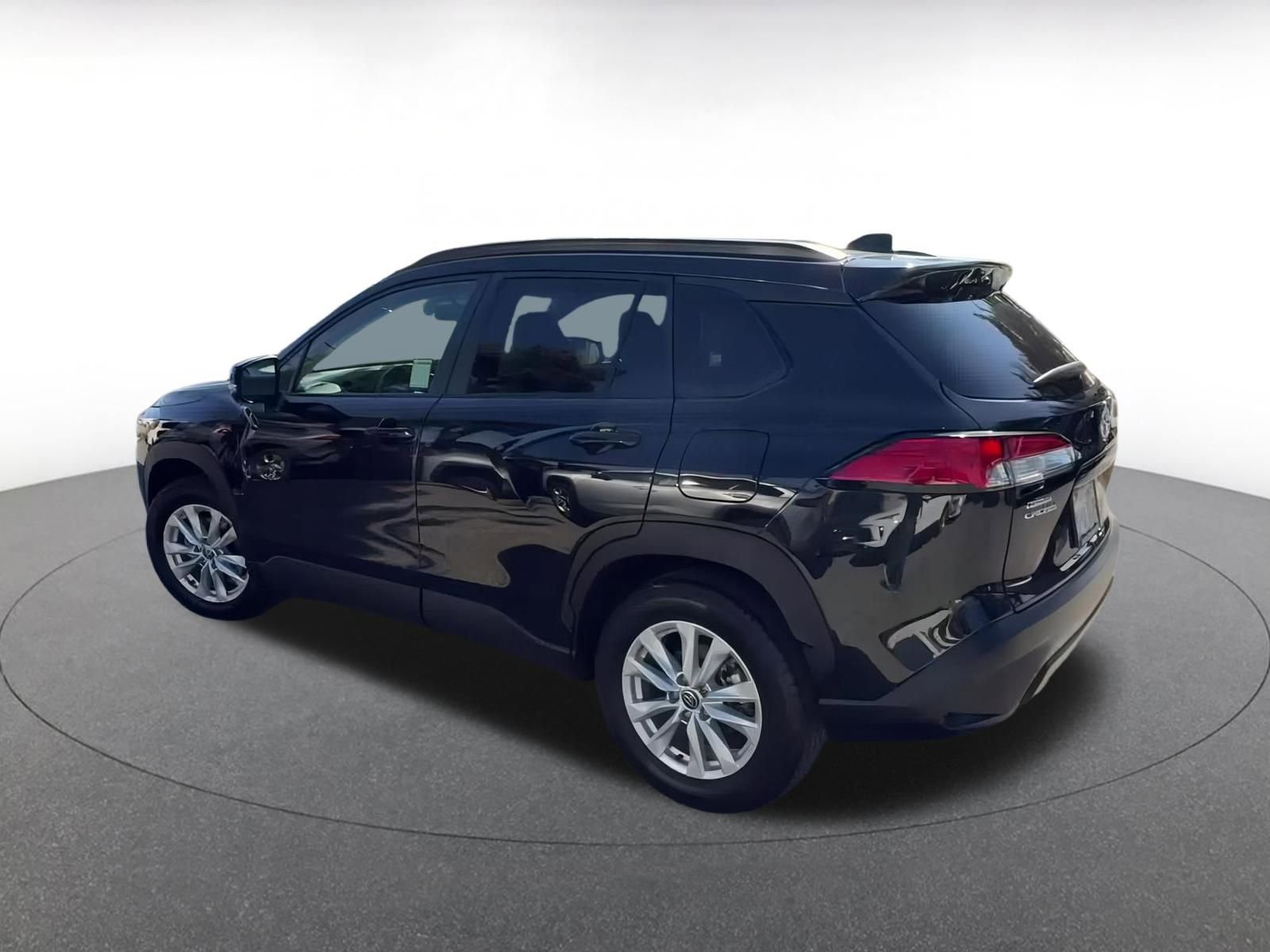 Used 2025 Toyota Corolla Cross LE image 9