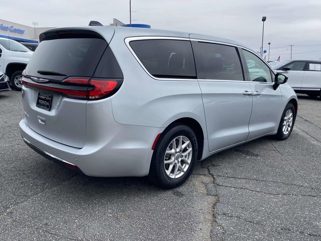 Used 2024 Chrysler Pacifica Touring-L image 5