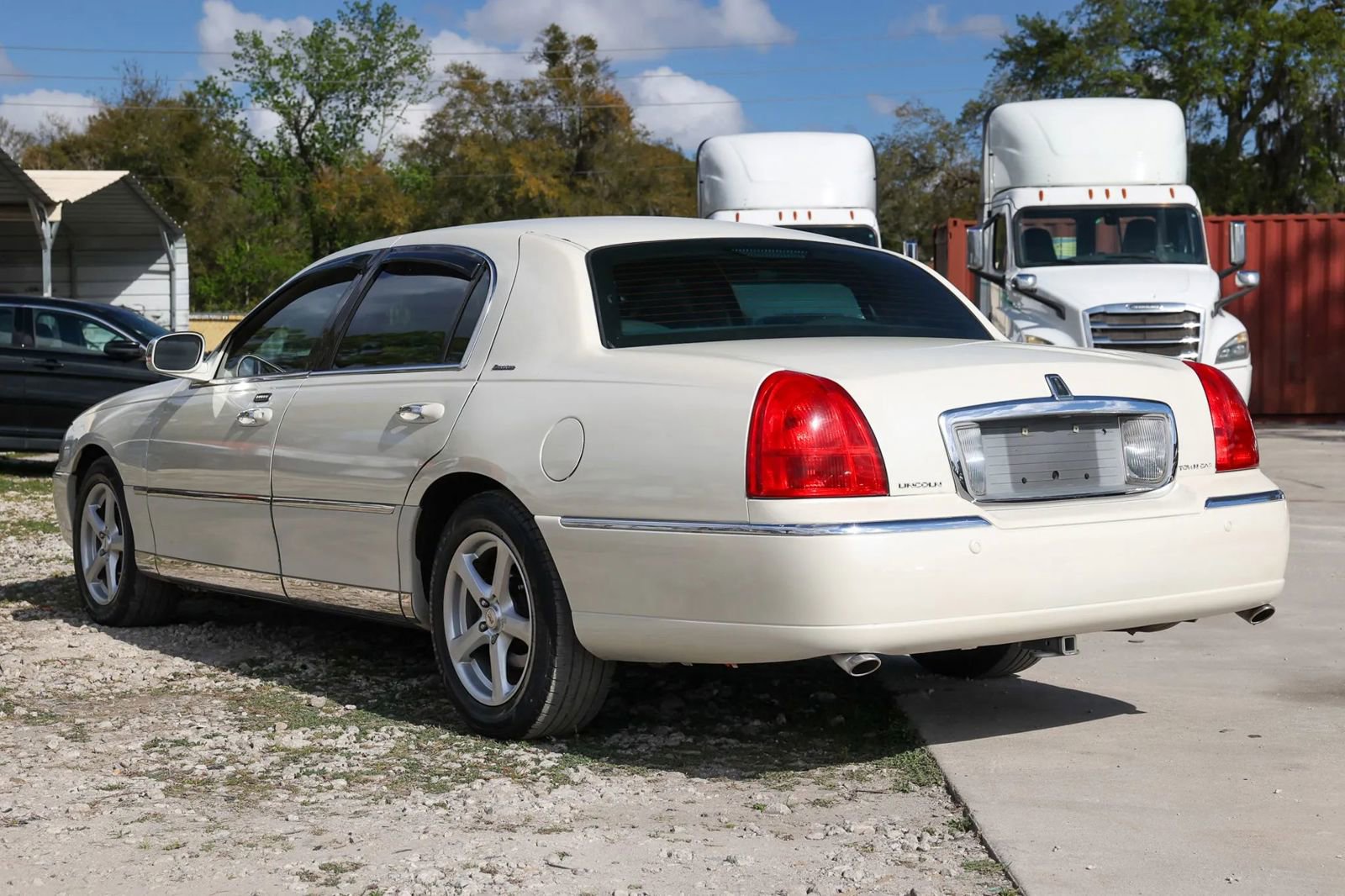 Used 2003 Lincoln Town Car Executive image 4