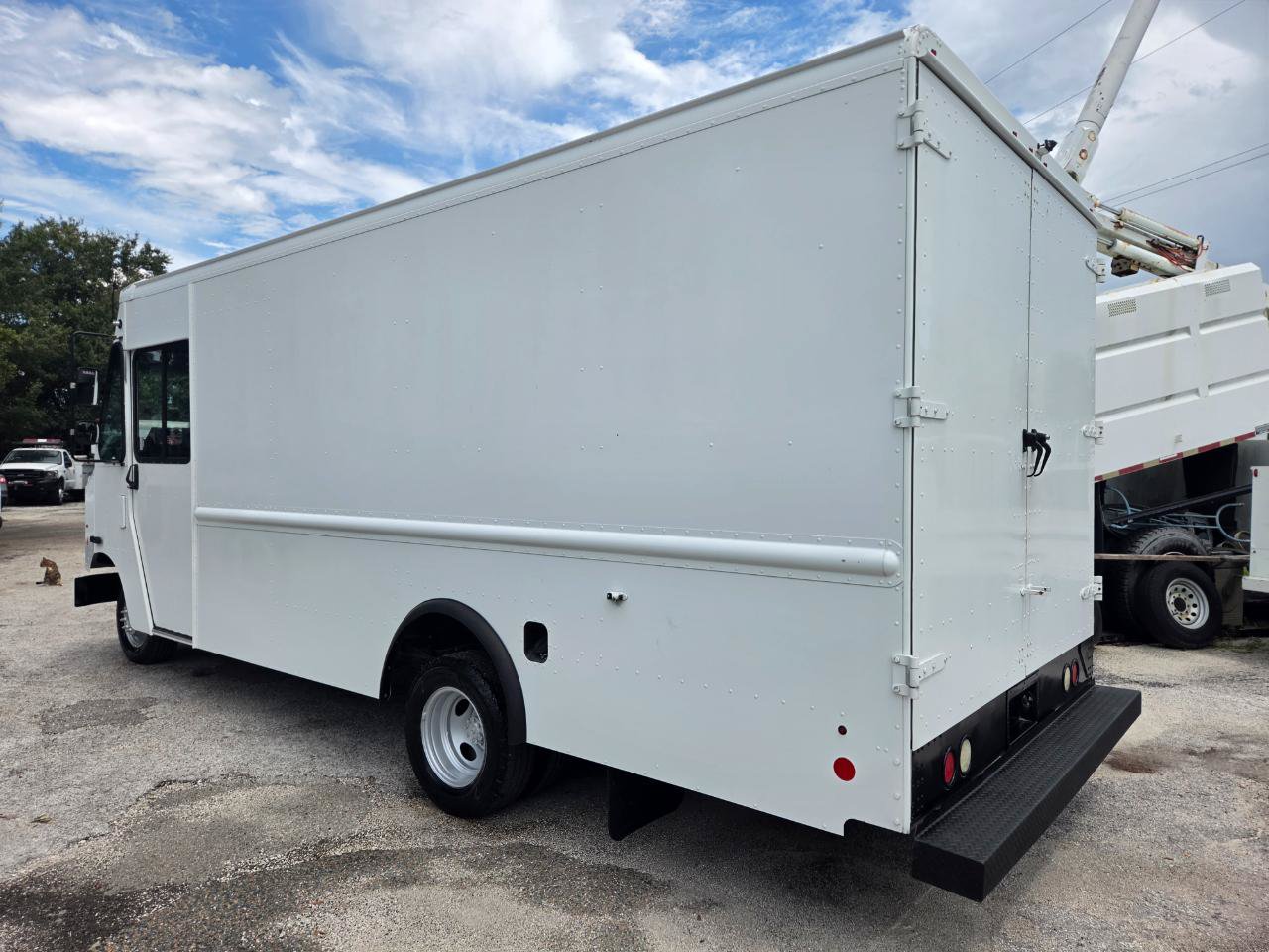Used 2017 Ford E-350 and Econoline 350 Super Duty w/ A/C Prep Package RWD image 5
