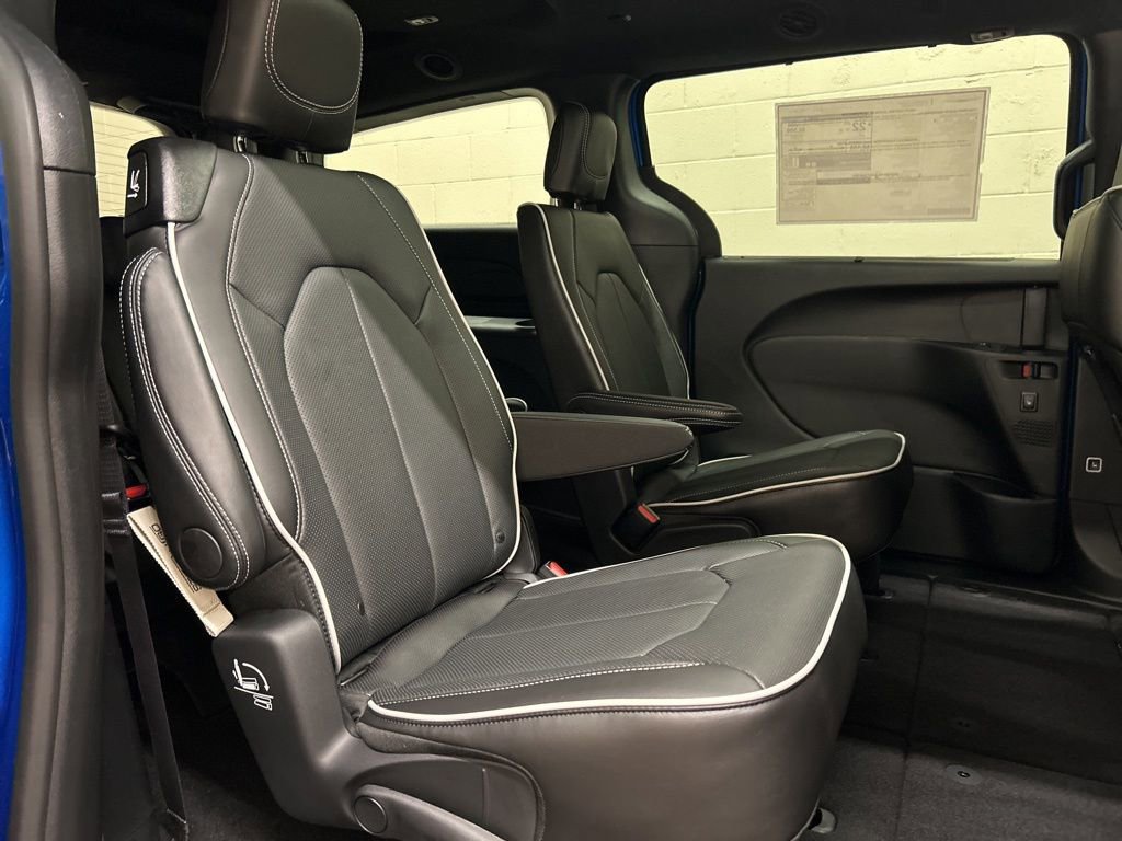 New 2027 Chrysler Pacifica Limited FWD image 15
