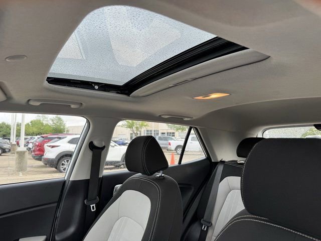 Used 2024 Hyundai Venue SEL image 34