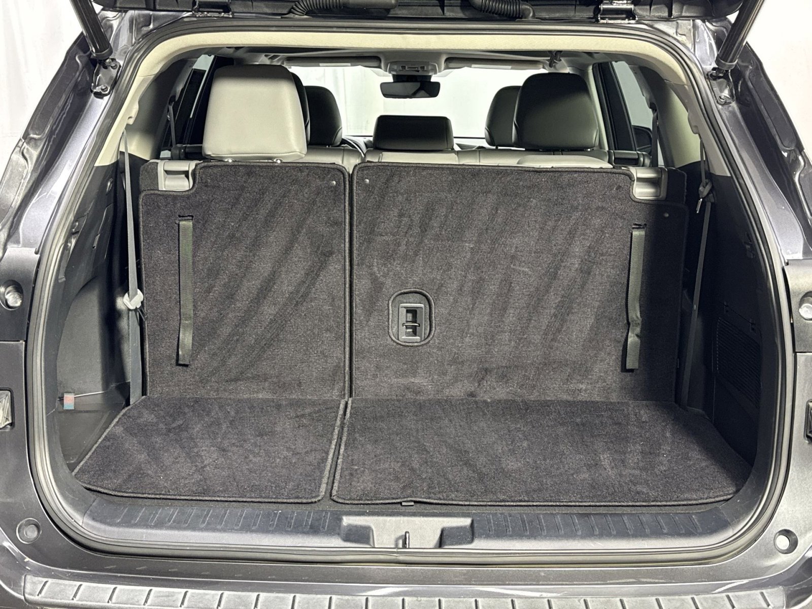 Used 2022 Toyota Highlander XLE FWD image 39