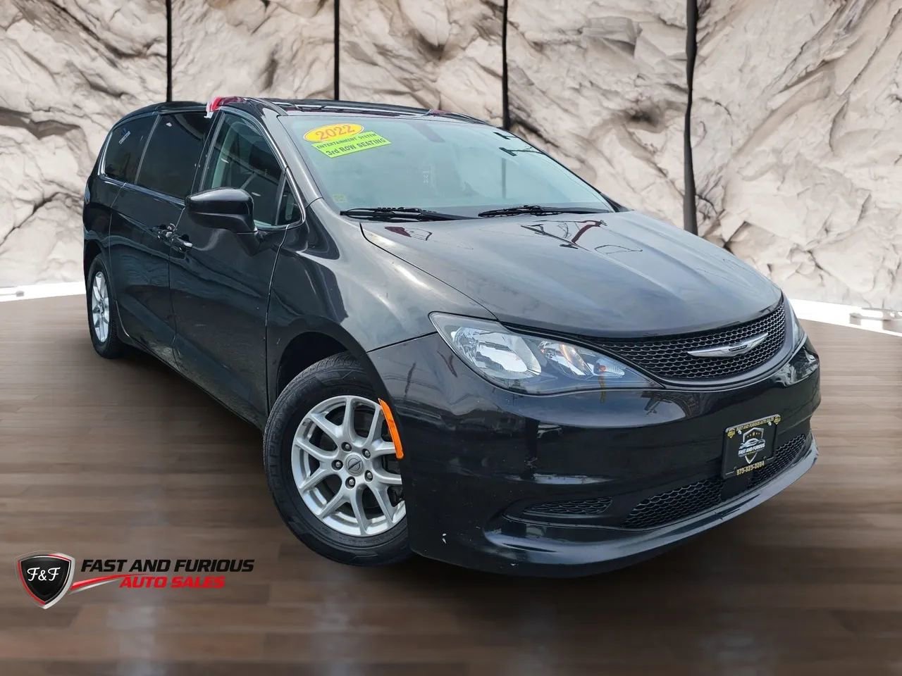 Used 2022 Chrysler Voyager LX FWD image 1