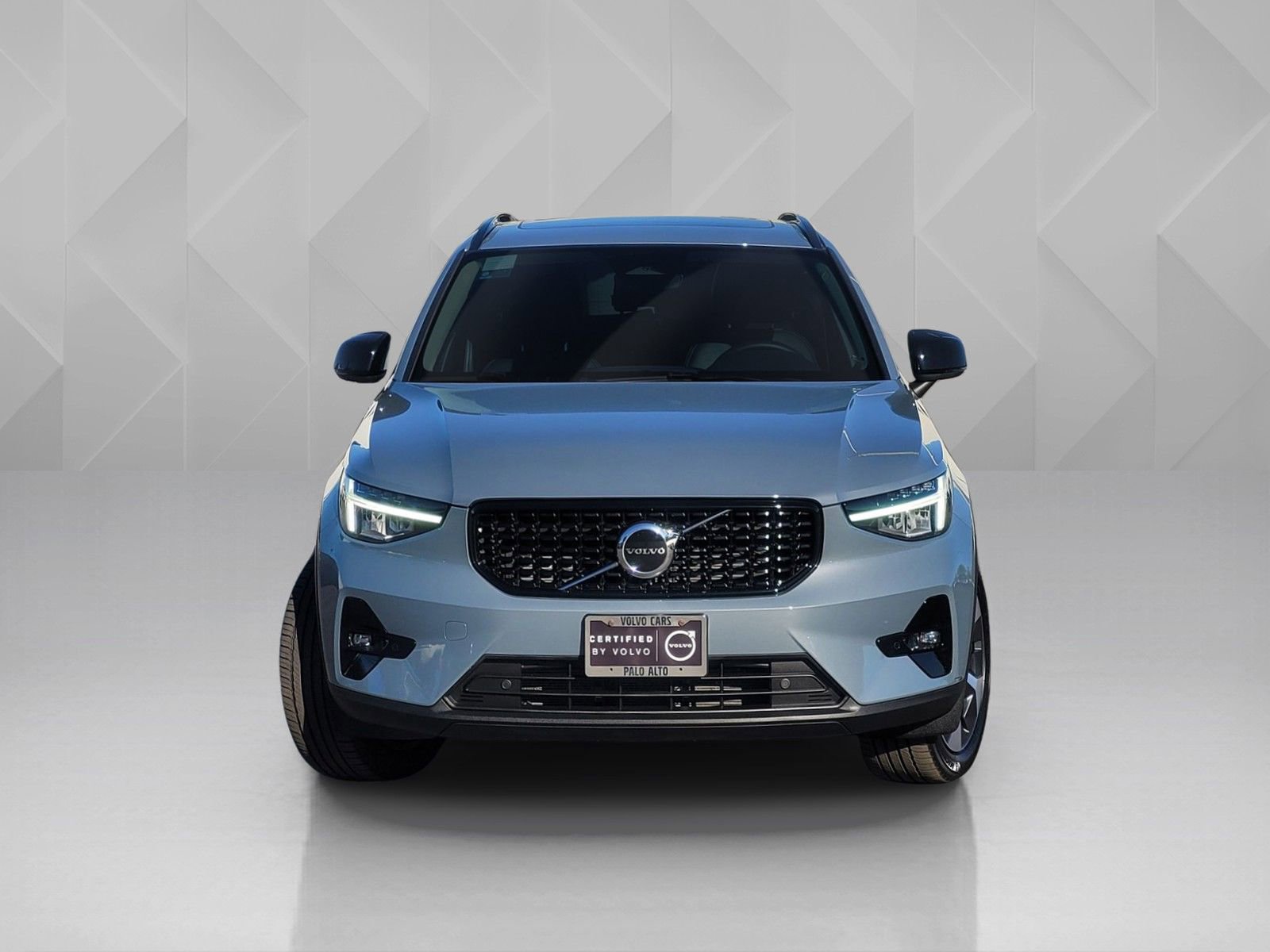 Certified 2023 Volvo XC40 B5 Plus w/ Protection Package Premier image 2