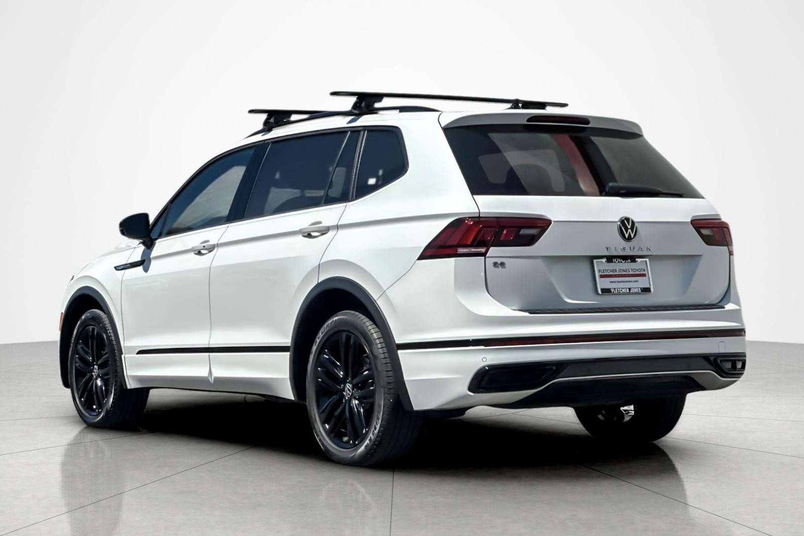 Used 2022 Volkswagen Tiguan SE R-Line image 3