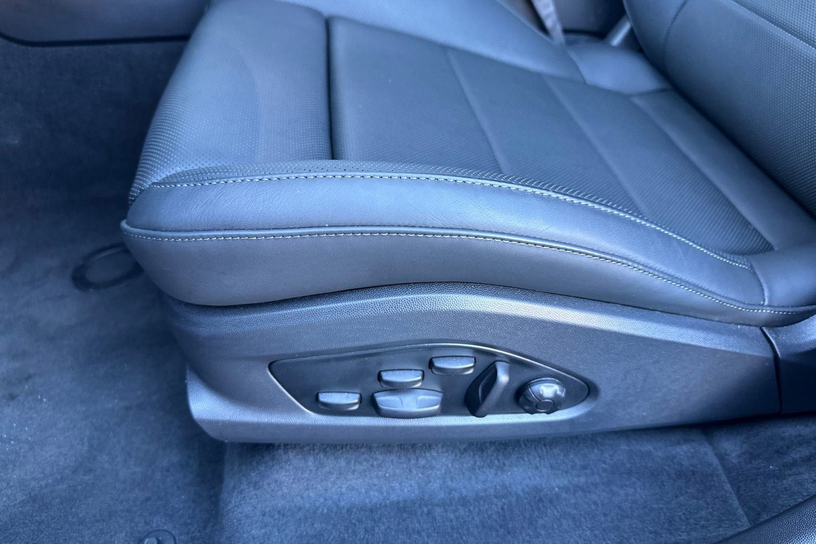 Certified 2025 Porsche Macan 4S Electric image 14