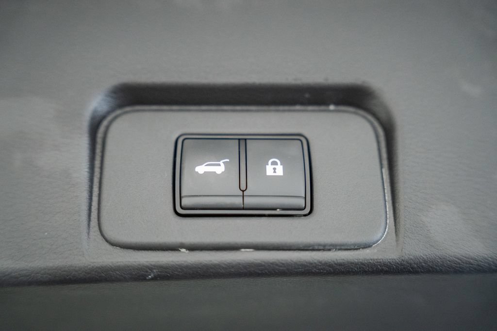 Used 2025 Nissan Rogue SV AWD/4WD image 15