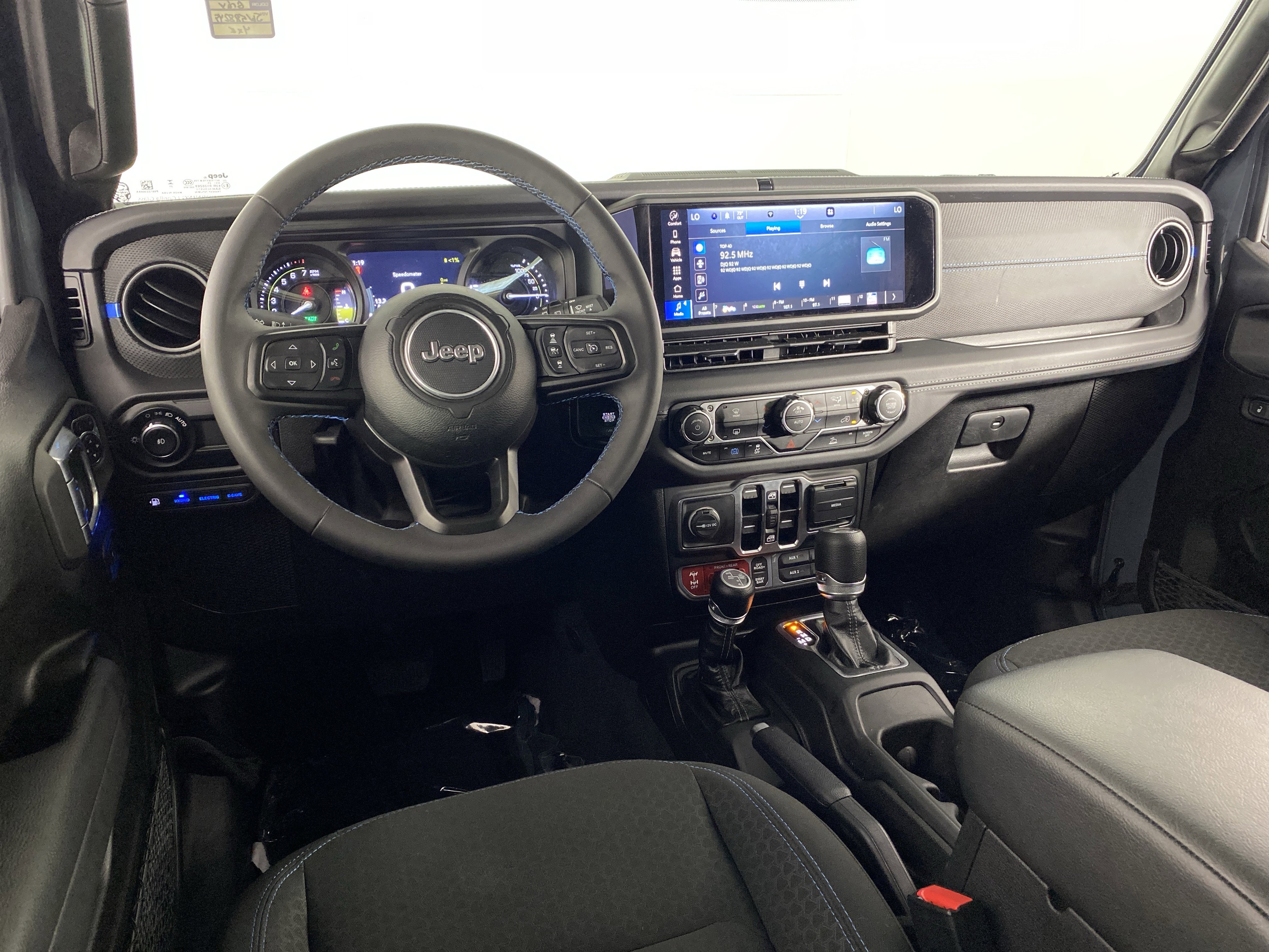 Used 2025 Jeep Wrangler Unlimited Rubicon 4xe AWD/4WD image 17