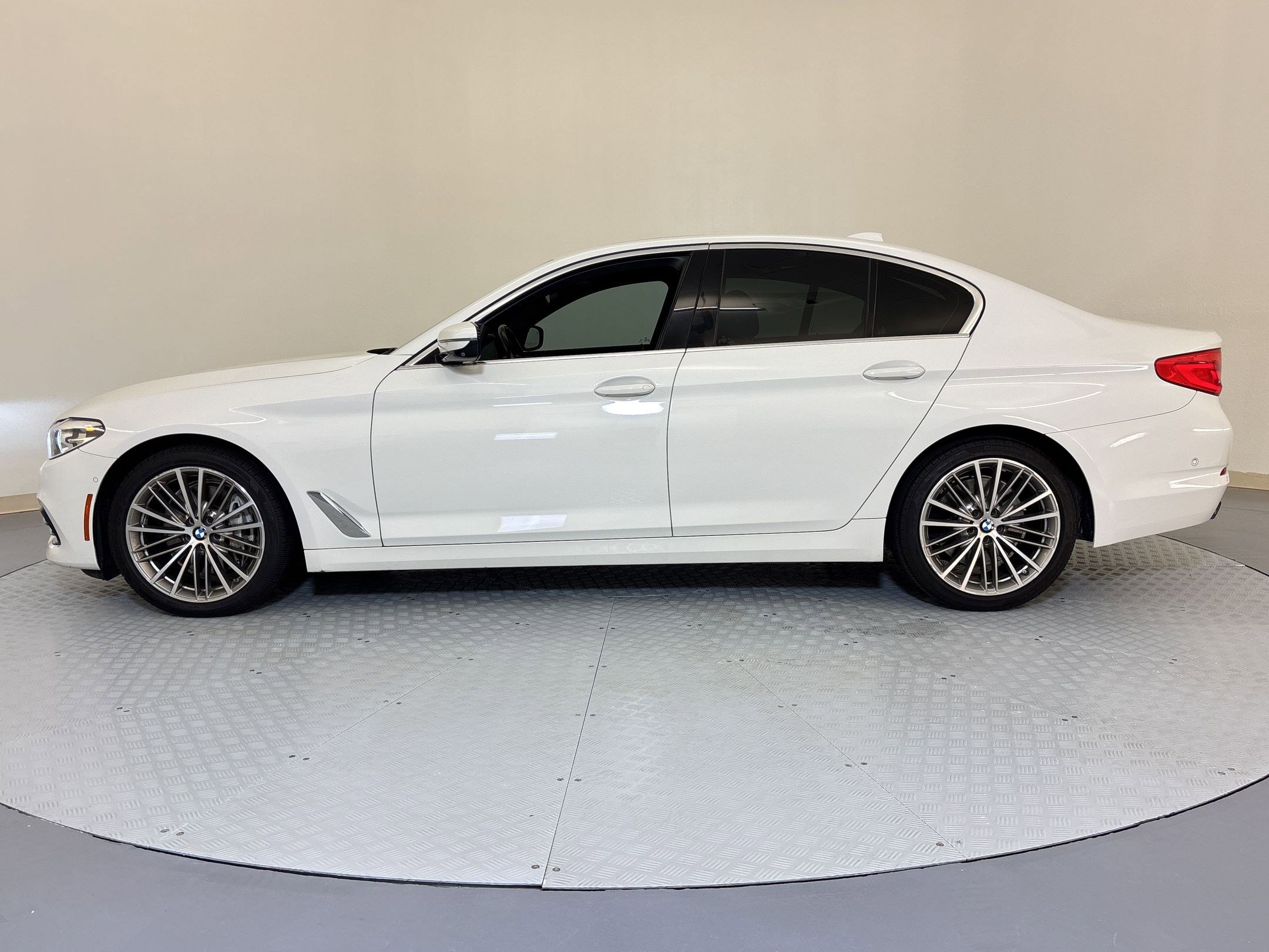 Used 2020 BMW 540i w/ Convenience Package RWD image 2