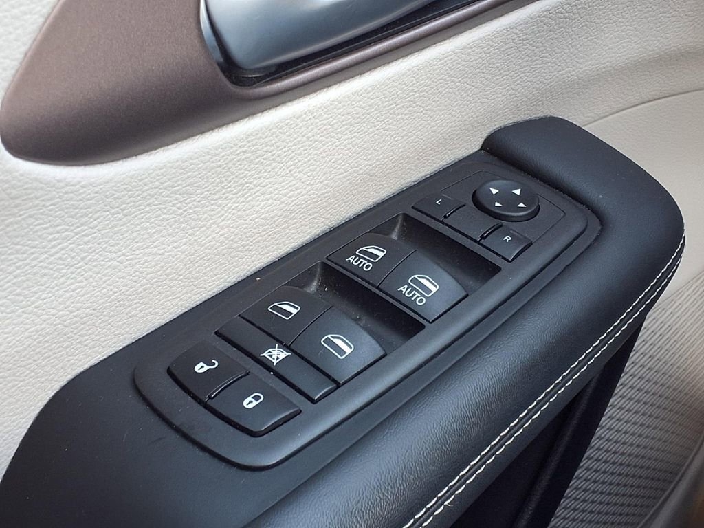 Used 2024 Chrysler Voyager LX image 17