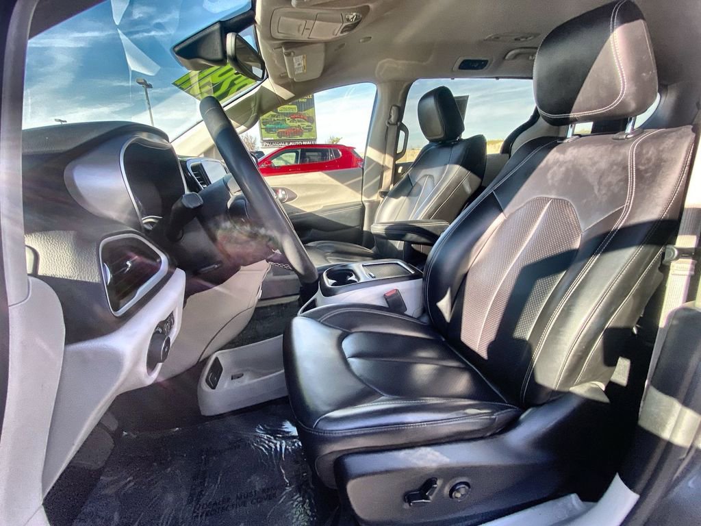 Used 2023 Chrysler Pacifica Touring-L image 18