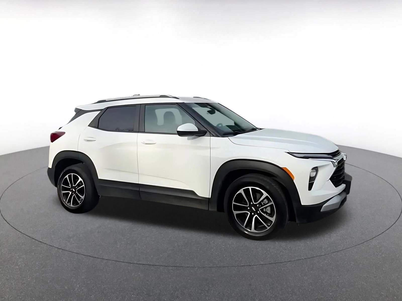 Used 2025 Chevrolet TrailBlazer LT image 2