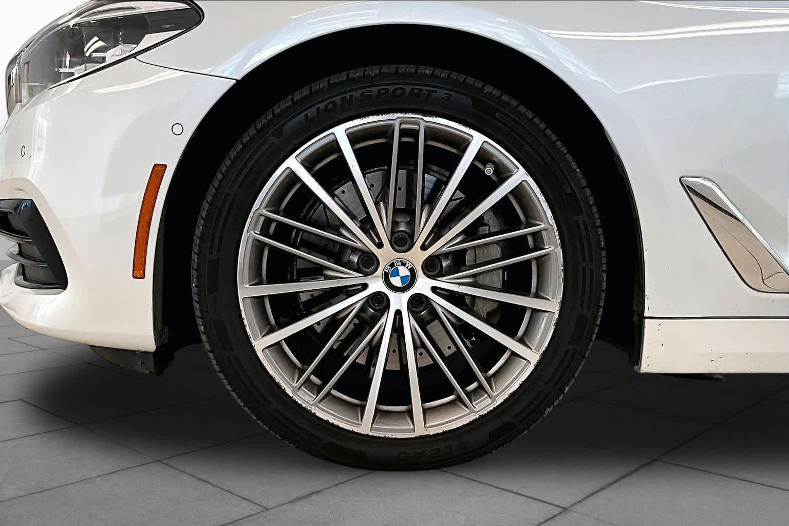 Used 2020 BMW 530i w/ Premium Package RWD image 9