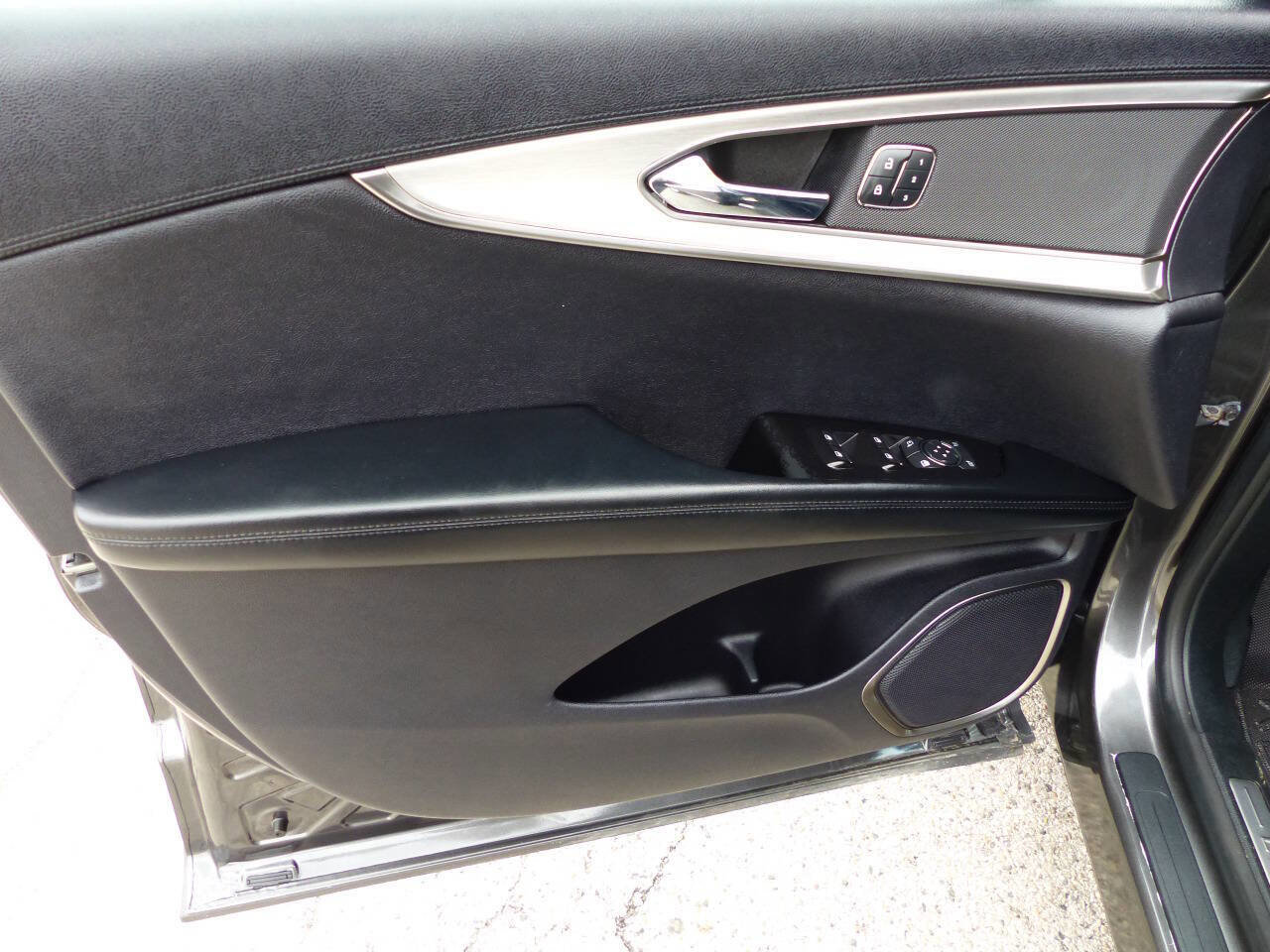 Used 2019 Lincoln Nautilus Premier AWD/4WD image 17