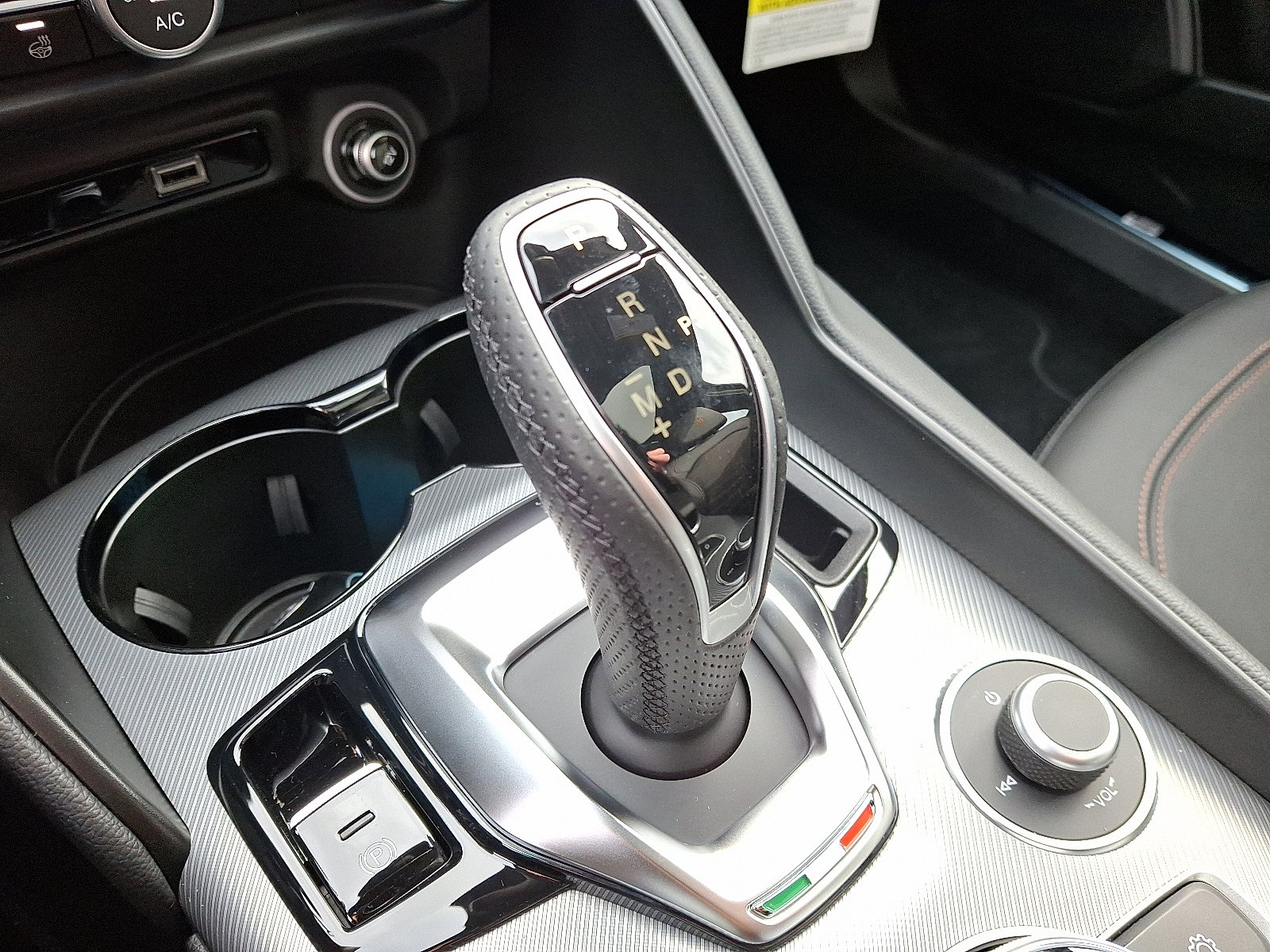 New 2025 Alfa Romeo Giulia AWD w/ Driving Assist Package image 7