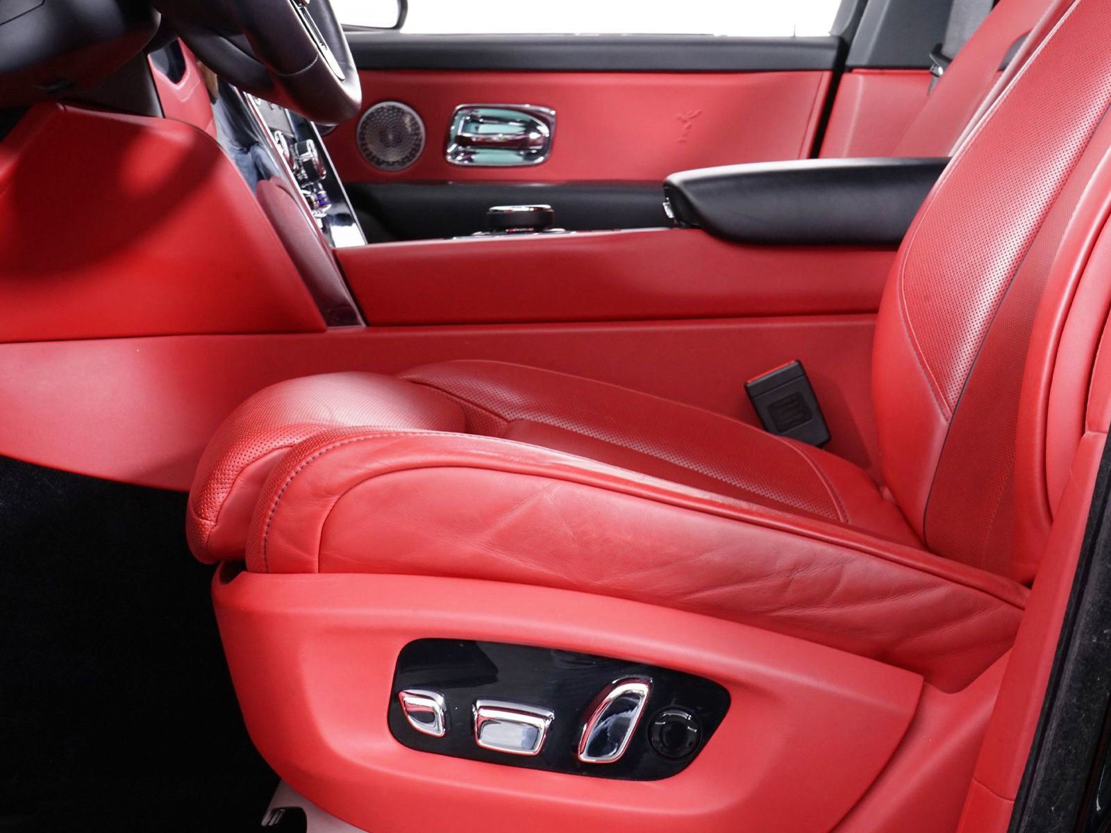 Used 2022 Rolls-Royce Cullinan w/ Cullinan Package image 27