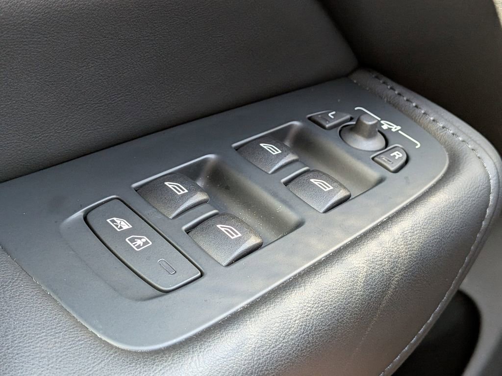 New 2024 Volvo XC60 T8 Plus w/ Protection Package Premier image 32