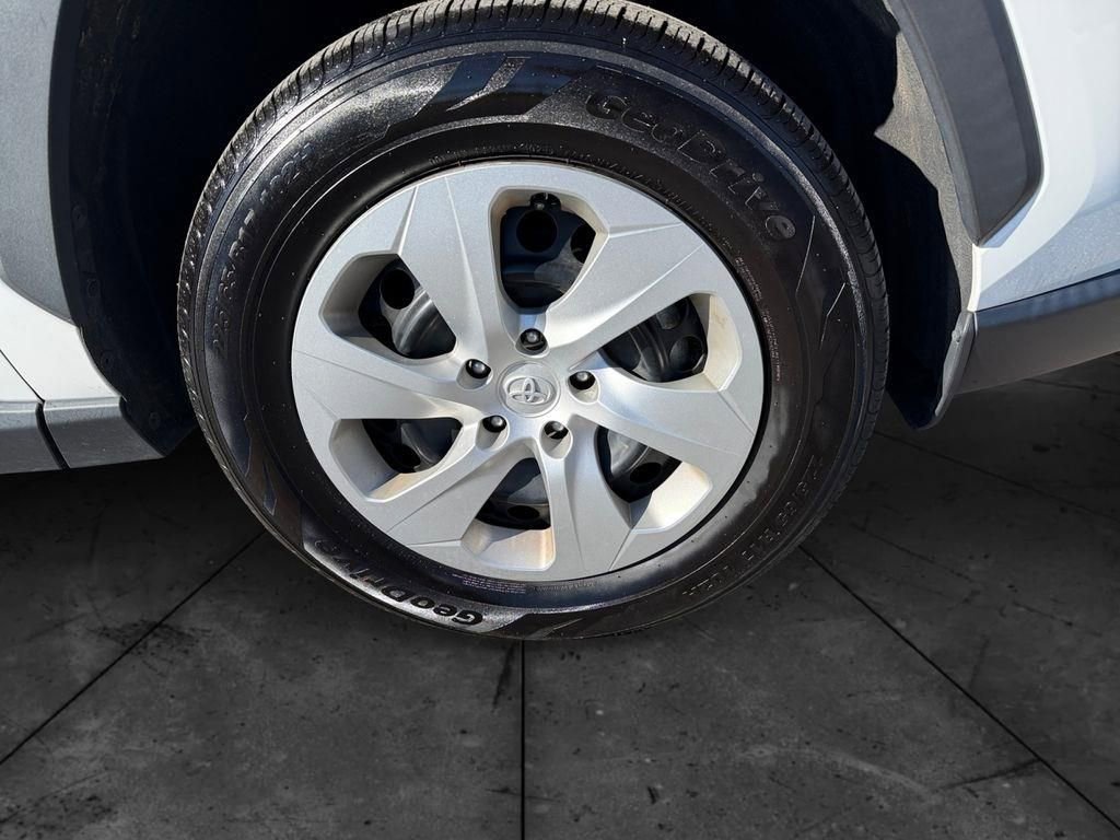 Used 2021 Toyota RAV4 LE image 28