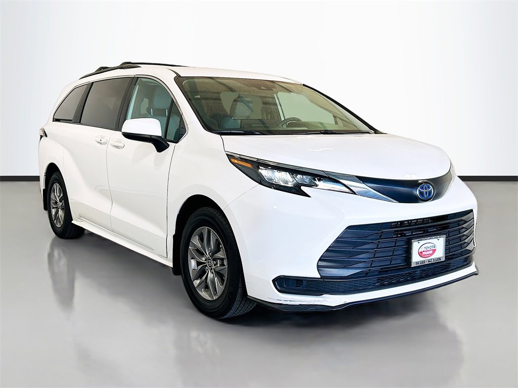 Used 2025 Toyota Sienna LE image 3