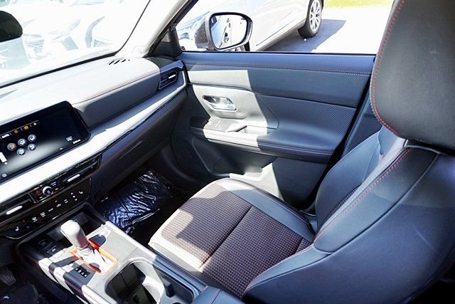 New 2026 Nissan Kicks SR w/ Cold Weather Package FWD image 30
