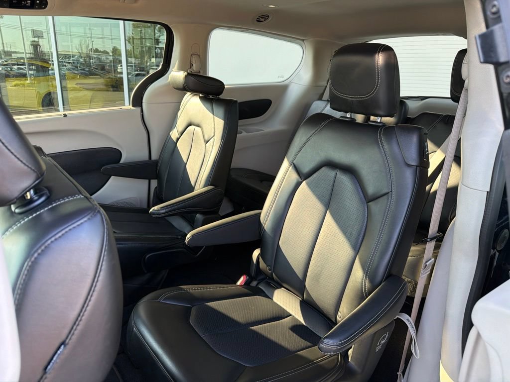 Used 2023 Chrysler Pacifica Touring-L FWD image 27