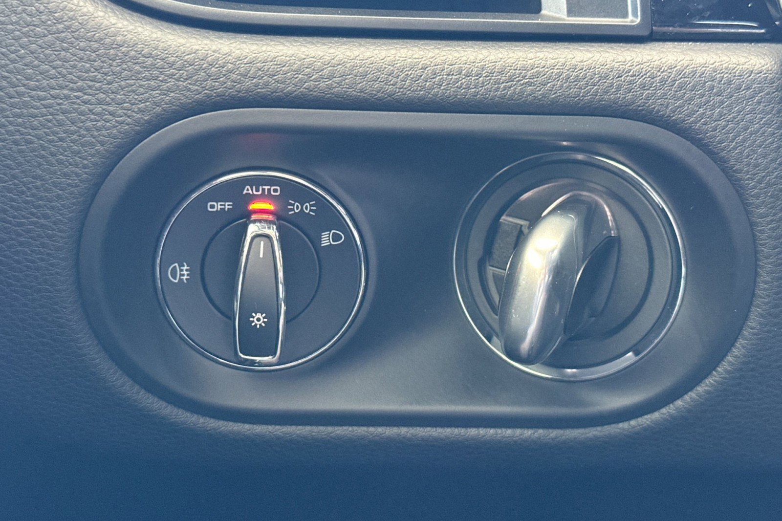 Certified 2022 Porsche Macan AWD/4WD image 23