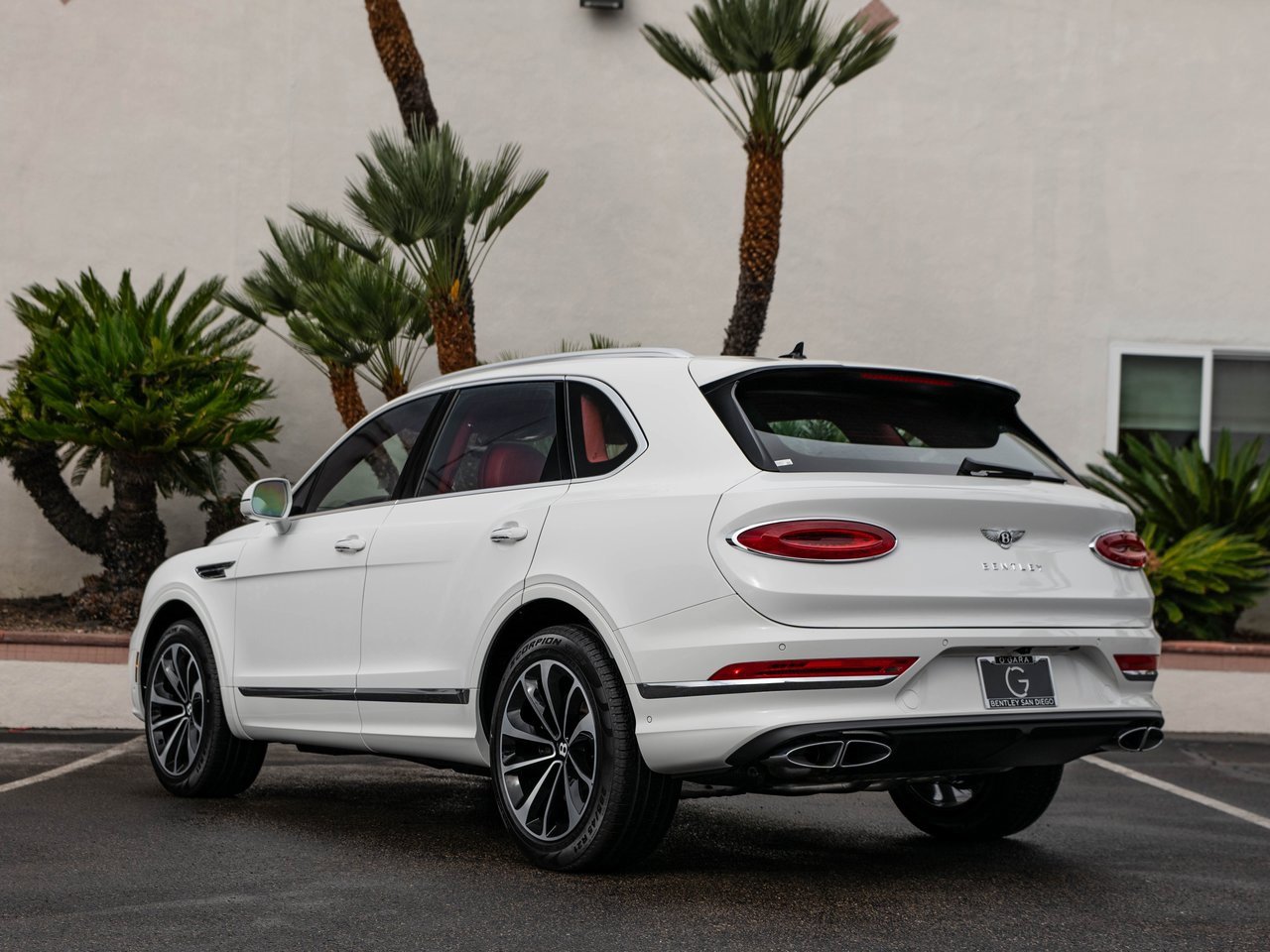 Used 2025 Bentley Bentayga V8 image 34