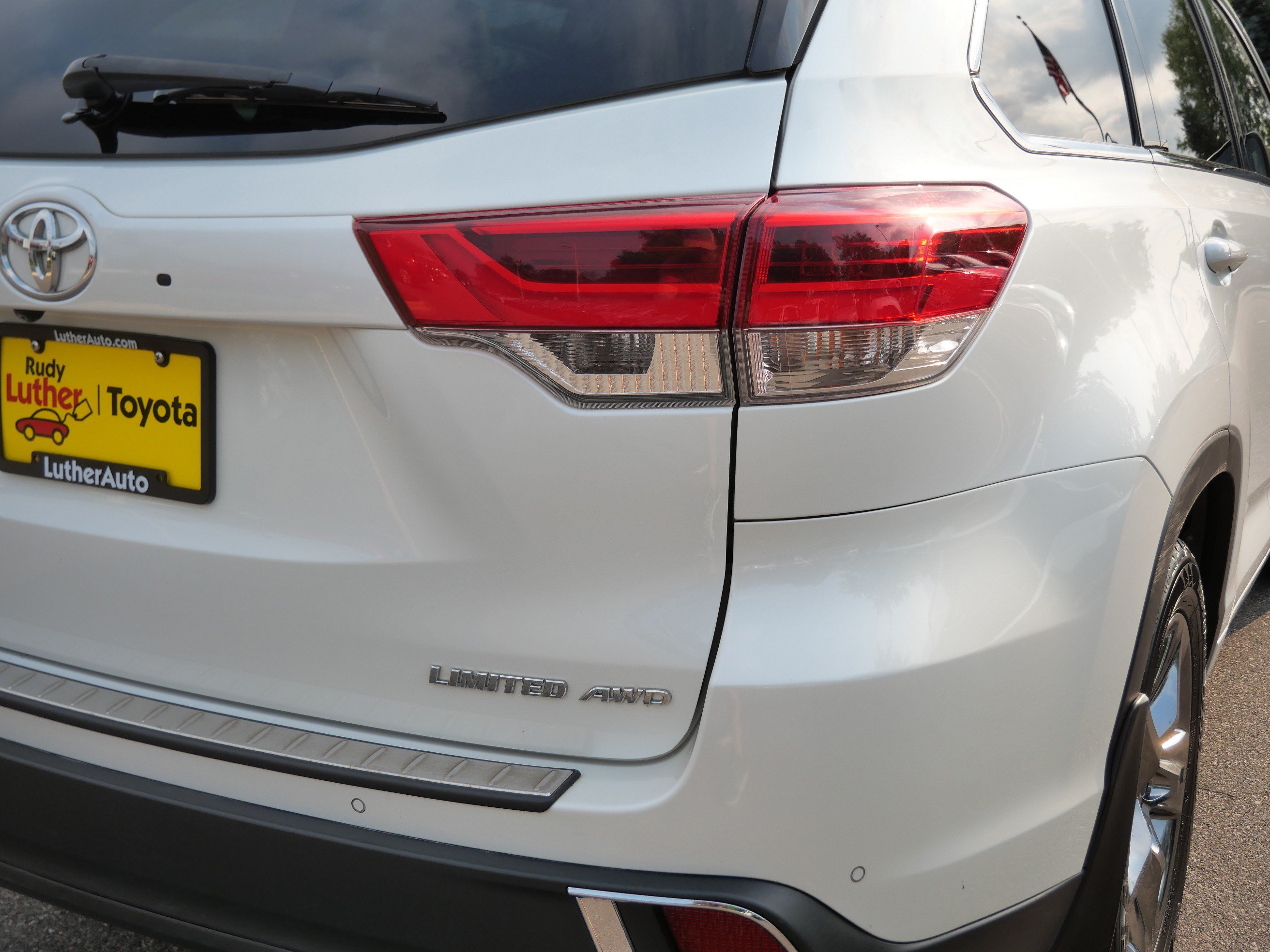 Certified 2017 Toyota Highlander Limited Platinum w/ Carpet Mat Package AWD/4WD image 17