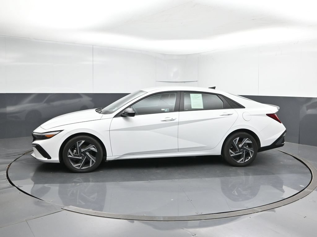 Used 2025 Hyundai Elantra SEL FWD image 2