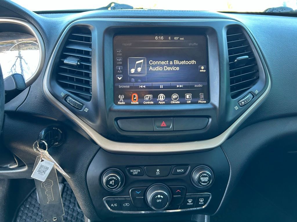 Used 2016 Jeep Cherokee Latitude w/ Cold Weather Group AWD/4WD image 22