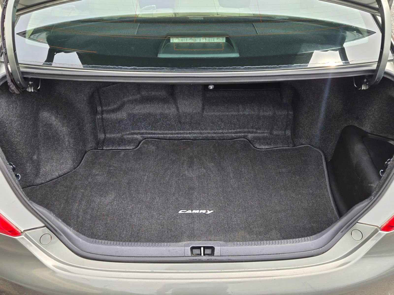 Used 2012 Toyota Camry XLE w/ Leather Pkg FWD image 12