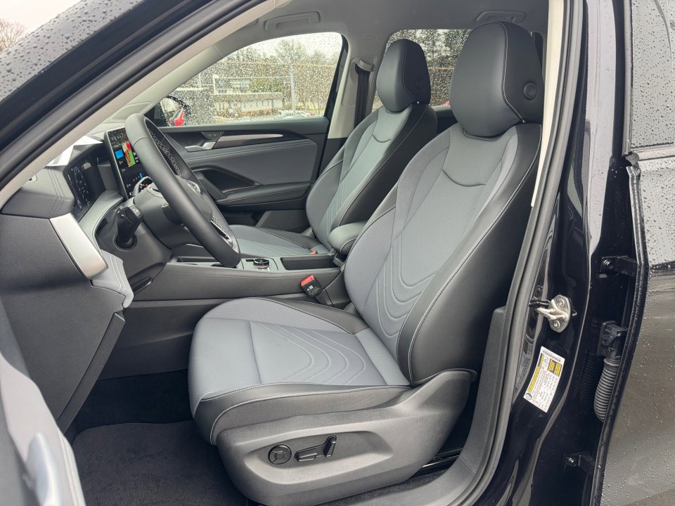 Used 2025 Volkswagen Tiguan SE image 32