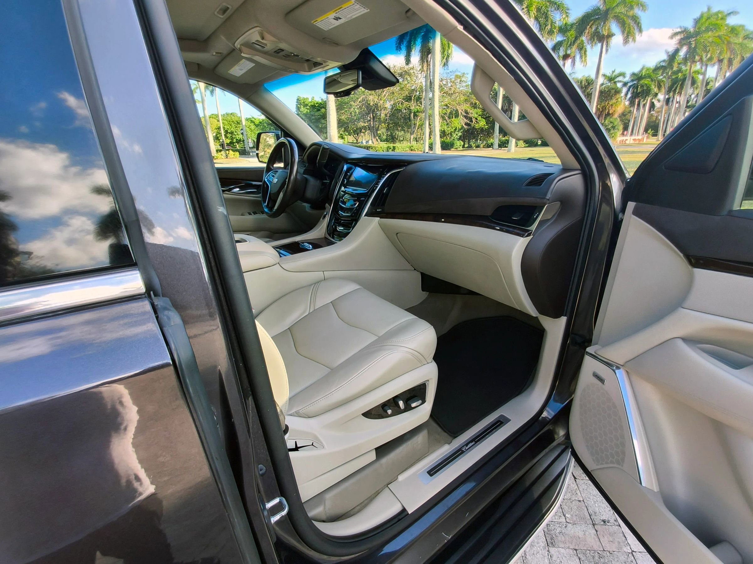 Used 2016 Cadillac Escalade Luxury image 39