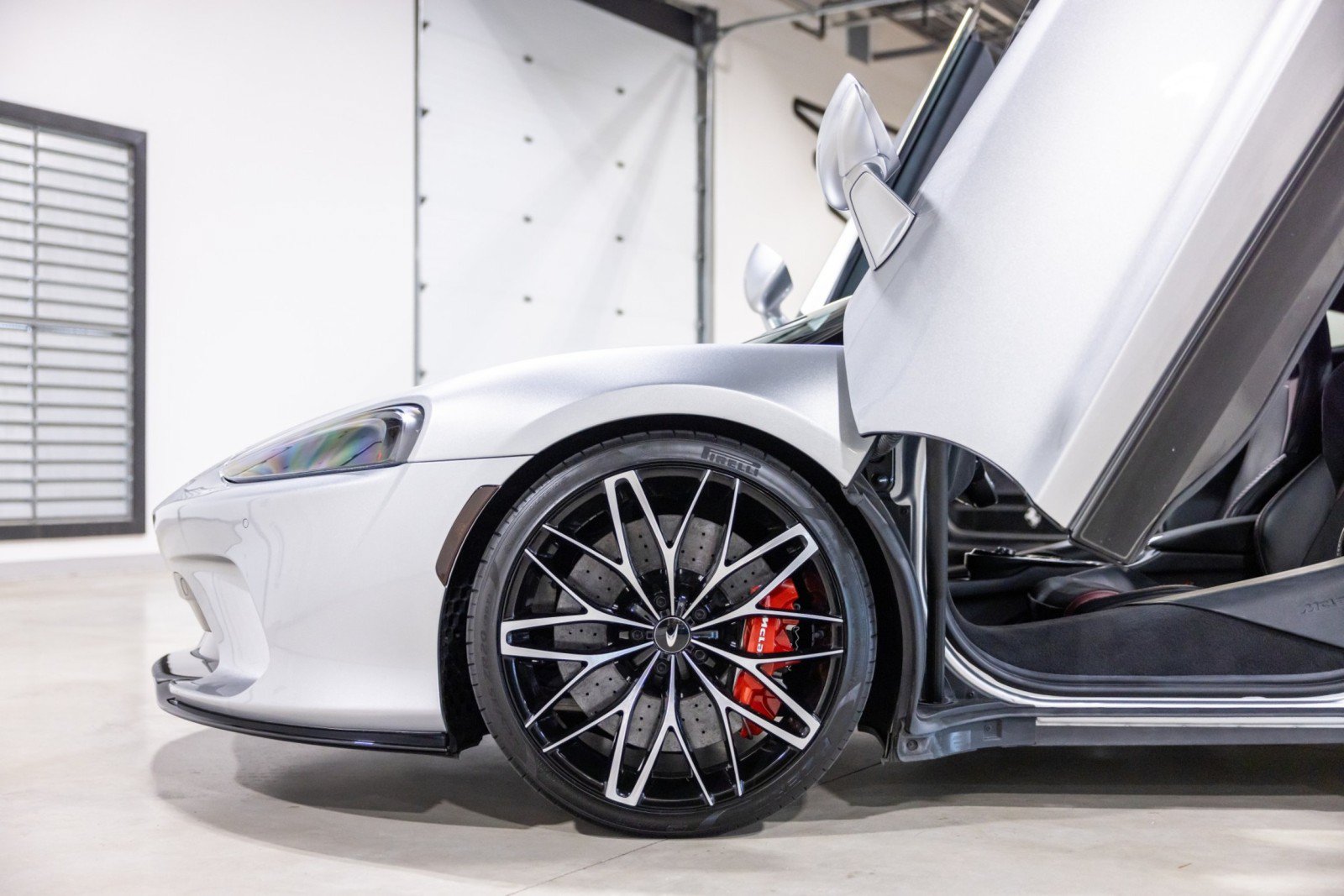 Used 2022 McLaren GT RWD image 17