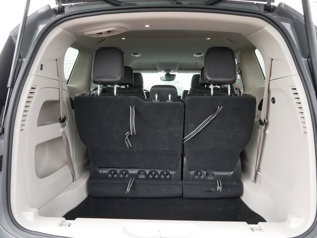 Used 2023 Chrysler Pacifica Touring-L image 18
