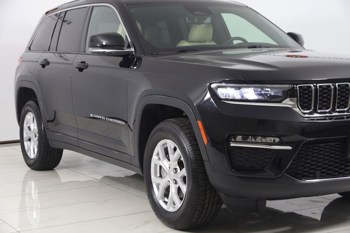 Used 2023 Jeep Grand Cherokee Limited w/ Luxury Tech Group II AWD/4WD image 39