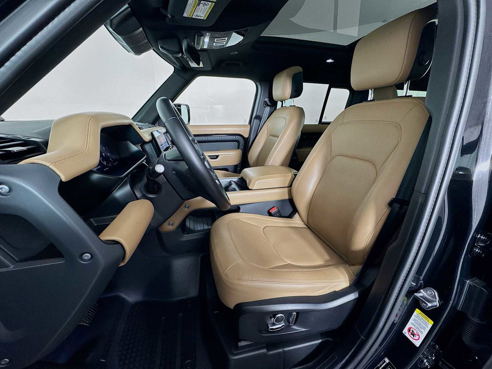 Used 2025 Land Rover Defender 130 X-Dynamic SE image 10