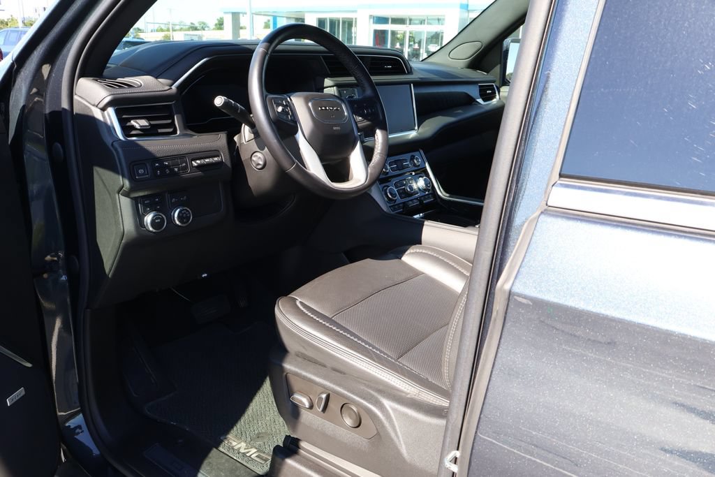 Used 2022 GMC Yukon XL Denali AWD/4WD image 11