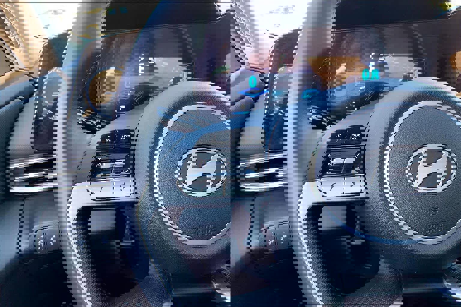 Used 2025 Hyundai Elantra Limited image 24