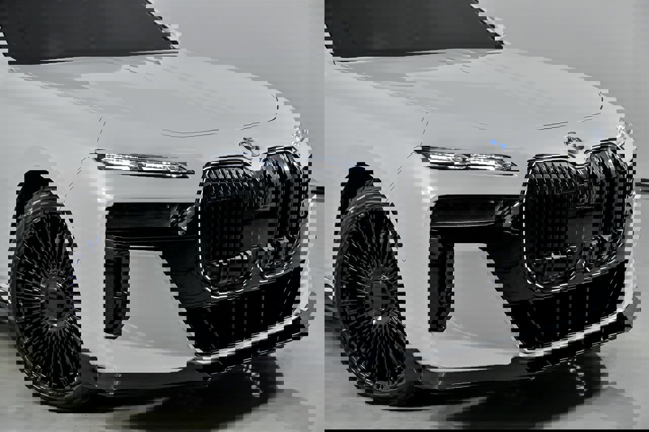 Used 2025 BMW 760i xDrive w/ Executive Package image 2