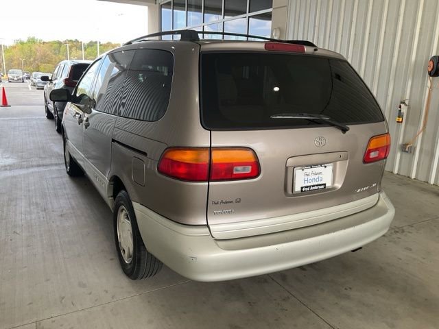 Used 1998 Toyota Sienna LE image 18