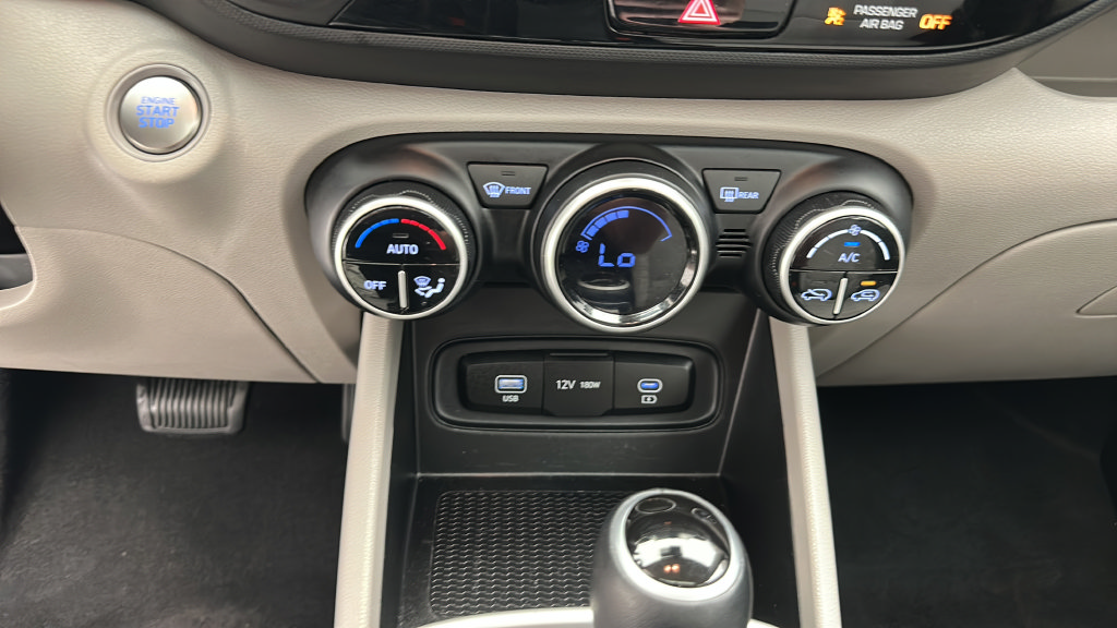 Used 2025 Hyundai Venue SEL FWD image 19