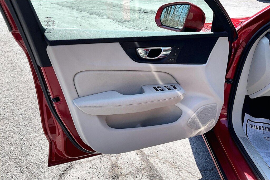 Used 2019 Volvo S60 T6 Momentum image 13