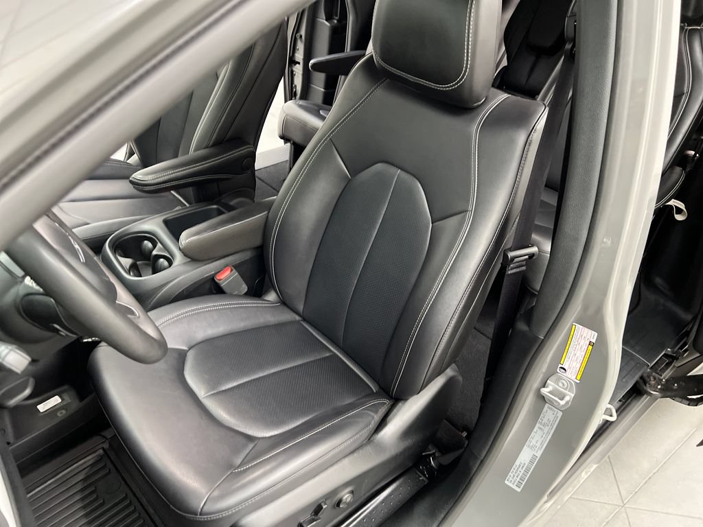 Used 2025 Chrysler Pacifica Select FWD image 11