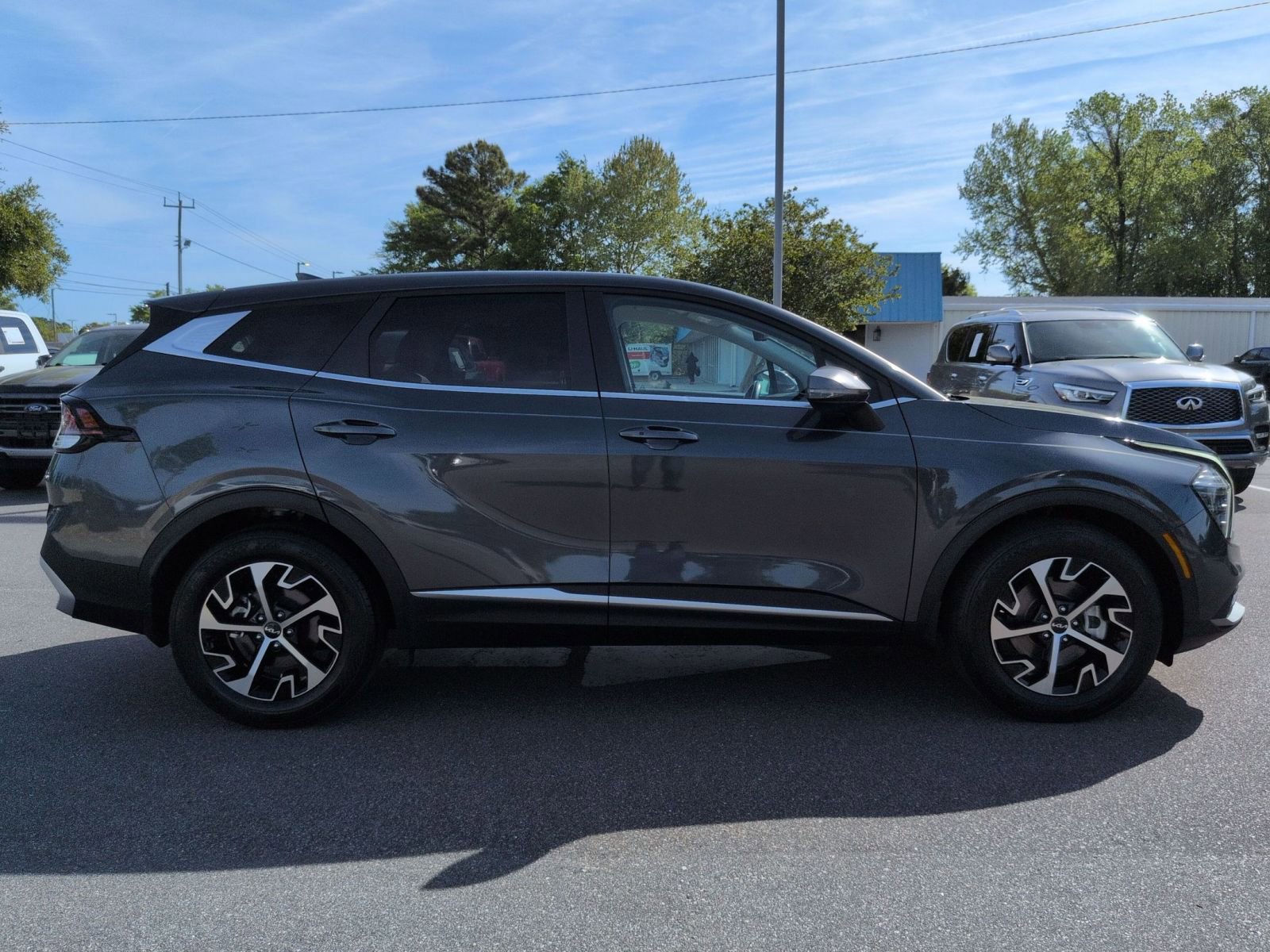 Used 2024 Kia Sportage EX image 2